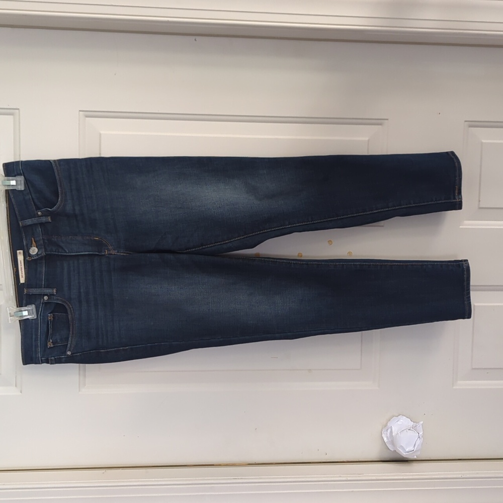 Levi's 311 Shaping  Skinny Jeans. Medium Wash, size 29